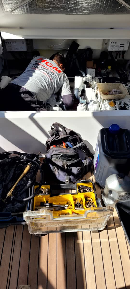 Ferramentas organizadas durante manutenção de motor a bordo pela HCM